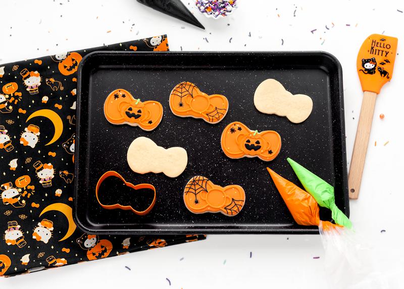 Sanrio Hello Kitty Spooky Cookie Cutter Set with Spatula Sanrio Characters Spatula  USA |  YBDCI-4570