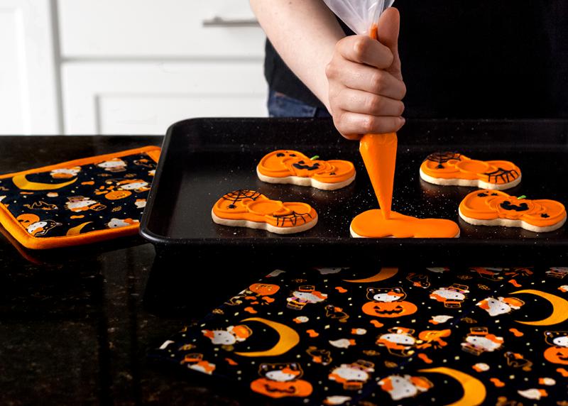 Sanrio Hello Kitty Spooky Cookie Cutter Set with Spatula Sanrio Characters Spatula  USA |  YBDCI-4570